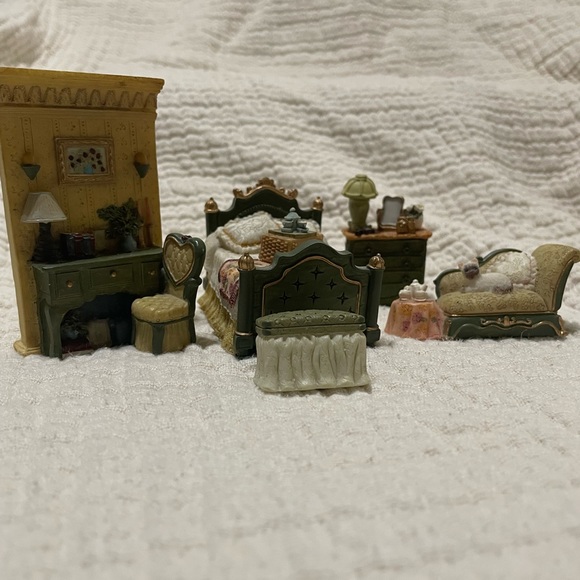 Avon Victorian miniature bedroom set 5 pieces - Picture 7 of 7
